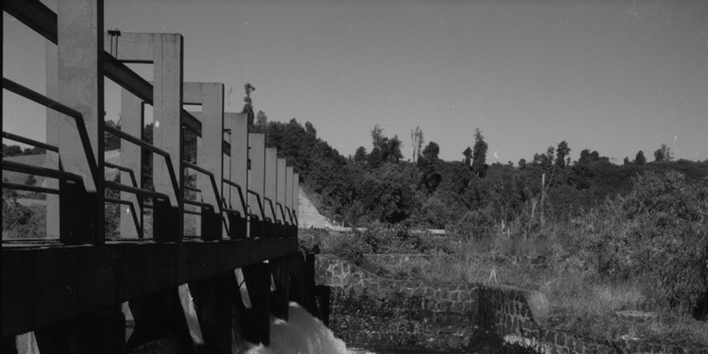 Compuertas de la Central Hidroeléctrica Pilmaiquén, hacia 1960