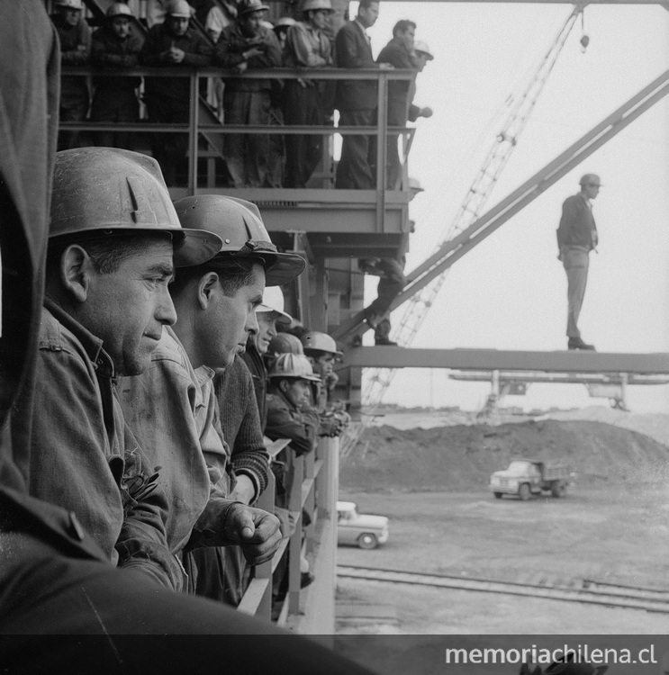 Trabajadores en Planta Siderúrgica de Huachipato, Compañía de Acero del Pacífico, hacia 1960