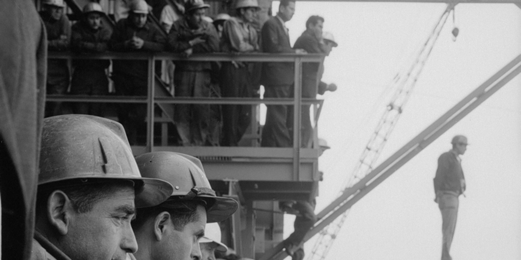 Trabajadores en Planta Siderúrgica de Huachipato, Compañía de Acero del Pacífico, hacia 1960