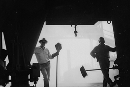 Dos hombres en las instalaciones de la Planta Siderúrgica de Huachipato, Compañía de Acero del Pacífico, hacia 1960