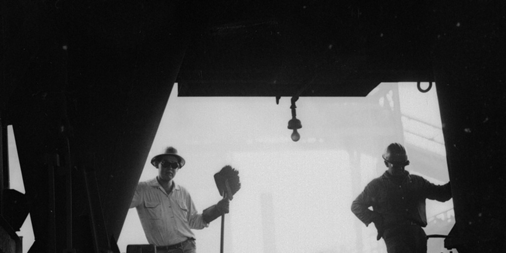 Dos hombres en las instalaciones de la Planta Siderúrgica de Huachipato, Compañía de Acero del Pacífico, hacia 1960