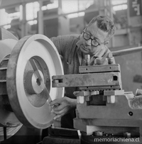 Hombre trabajando en la Maestranza de Huachipato, Compañía de Acero del Pacífico, hacia 1960