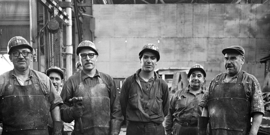 Trabajadores de la Maestranza de Huachipato, Compañía de Acero del Pacífico, hacia 1960