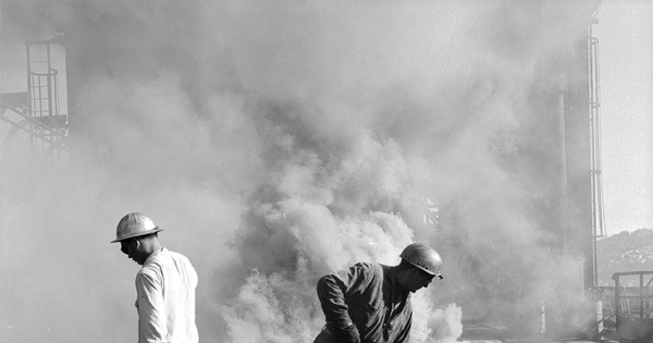 Trabajadores en la coquería de Huachipato, Compañía de Acero del Pacífico, hacia 1960