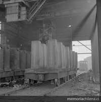 Fundición de acero en la Planta Huachipato de la Compañía de Aceros del Pacífico, hacia 1960