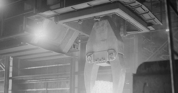 Fundición de acero en la Planta Huachipato de la Compañía de Aceros del Pacífico, hacia 1960