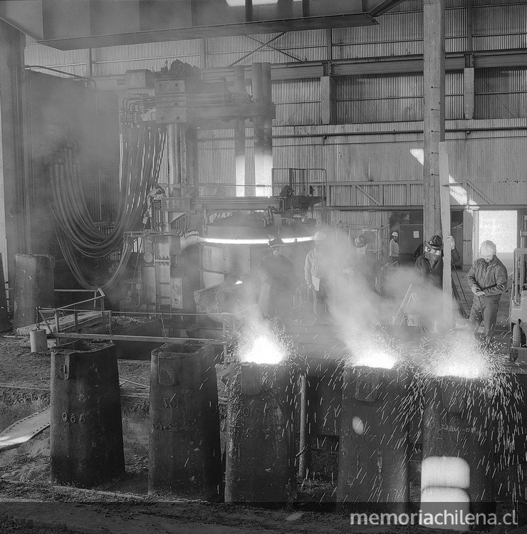 Fundición de acero en la Planta Huachipato de la Compañía de Aceros del Pacífico, hacia 1960