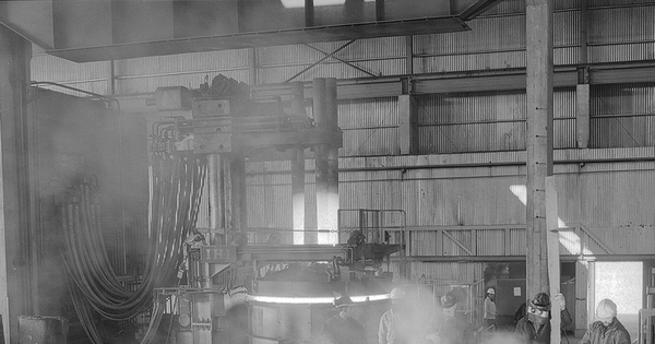 Fundición de acero en la Planta Huachipato de la Compañía de Aceros del Pacífico, hacia 1960