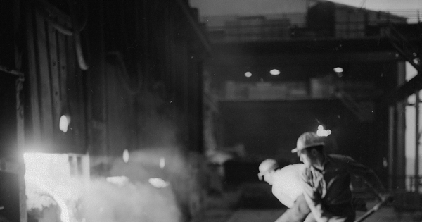 Trabajadores en altos hornos de la fundición de acero. Planta Huachipato de la Compañía de Aceros del Pacífico, hacia 1960