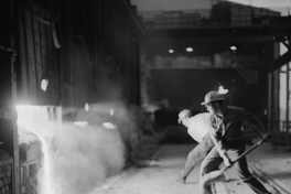 Trabajadores en altos hornos de la fundición de acero. Planta Huachipato de la Compañía de Aceros del Pacífico, hacia 1960