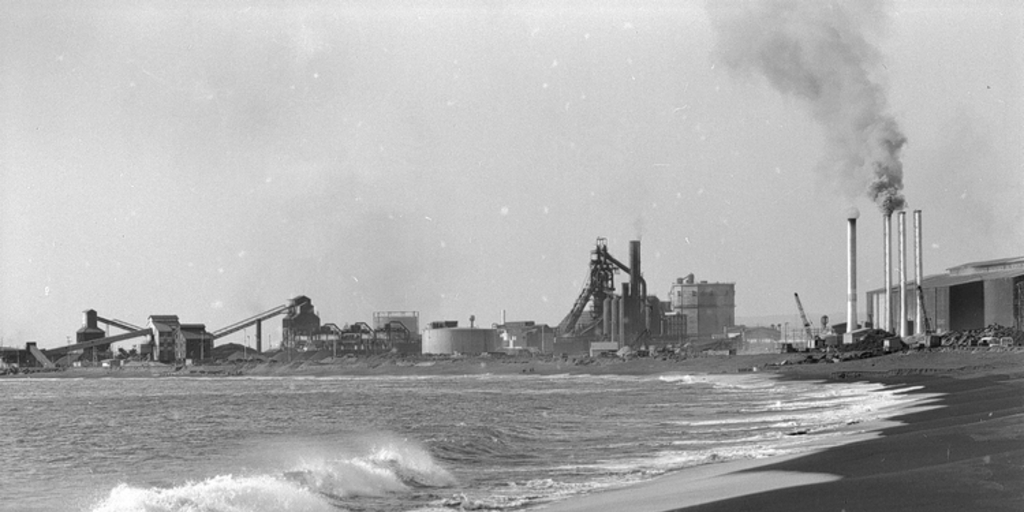 Vista de la Planta Siderúrgica de Huachipato, Compañía de Acero del Pacífico, hacia 1960