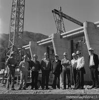 Grupo de trabajadores junto a las obras en construcción de la bocatoma Polcura de la Central Hidroeléctrica Antuco, marzo de 1980