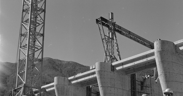 Grupo de trabajadores junto a las obras en construcción de la bocatoma Polcura de la Central Hidroeléctrica Antuco, marzo de 1980