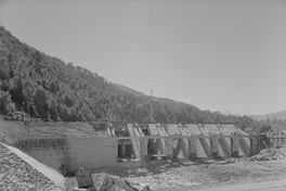 Vista de las obras en construcción de la bocatoma Polcura de la Central Hidroeléctrica Antuco, marzo de 1980