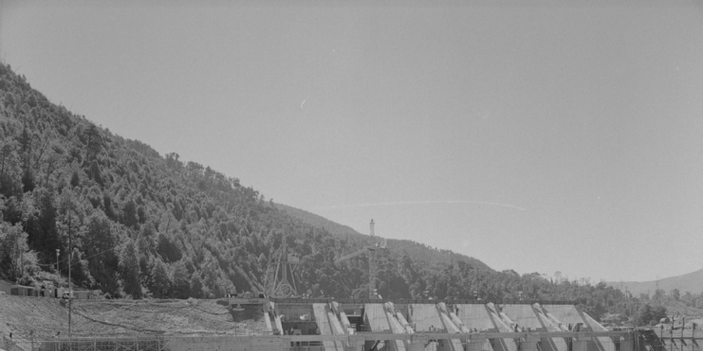 Vista de las obras en construcción de la bocatoma Polcura de la Central Hidroeléctrica Antuco, marzo de 1980