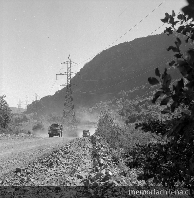 Torres de conducción desde la Central Hidroeléctrica Antuco, 1980