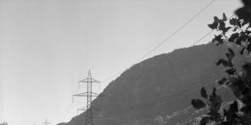 Torres de conducción desde la Central Hidroeléctrica Antuco, 1980