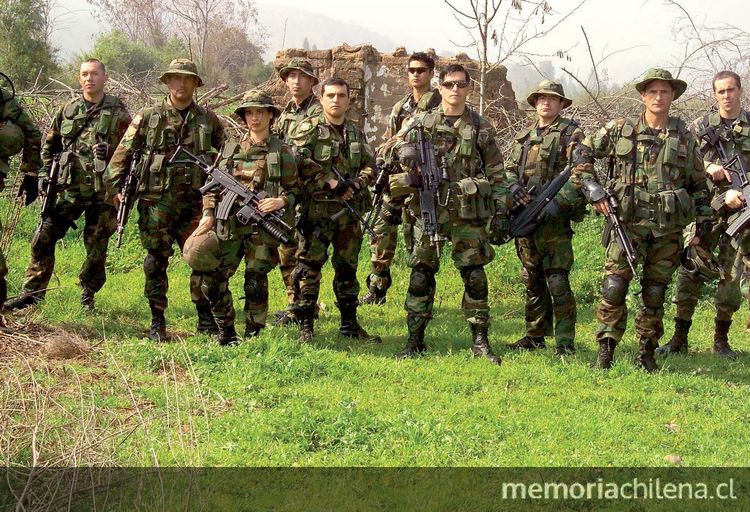 Mujer militar entre sus pares varones, ca. 2008