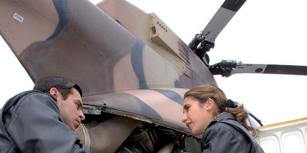Mujer piloto del Ejército, ca. 2008