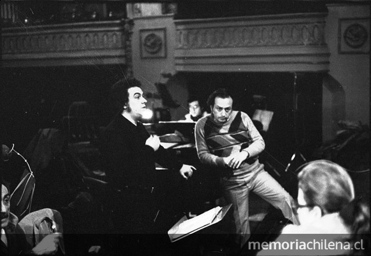 Wolf Dieter Ludwig dirigiendo un ensayo en el Teatro de la Opera