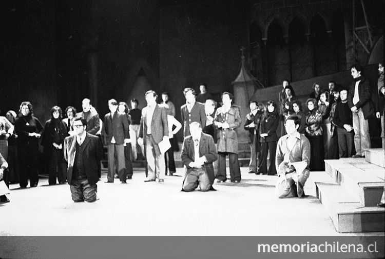 Grupo de cantantes en un ensayo de la ópera