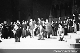 Grupo de cantantes en un ensayo de la ópera