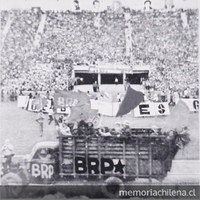 Brigadas Ramona Parra en el Estadio Nacional, con motivo de la clausura del VIIº Congreso de las Juventudes Comunistas de Chile