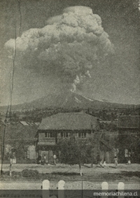 El volcán Villarrica durante la violenta fase explosiva del 1 de enero de 1949