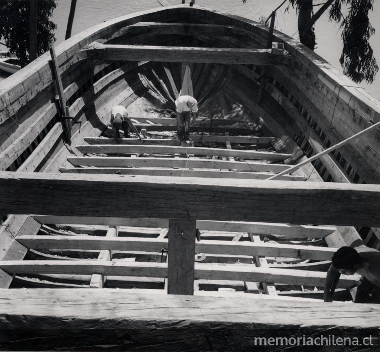 Cubierta de nave en construcción en astillero del Maule, 1950