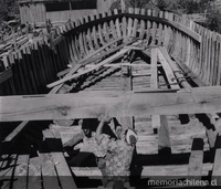 Trabajo en cubierta de nave en astillero del Maule, 1950