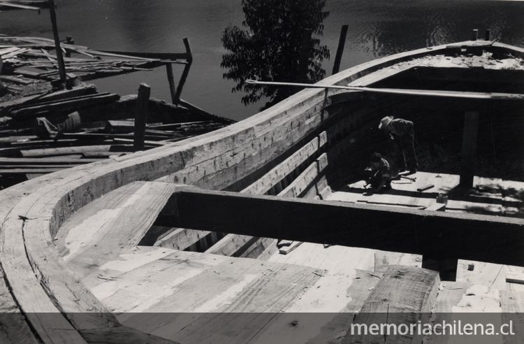 Nave en construcción en astillero del Maule, 1950