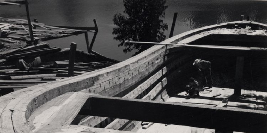 Nave en construcción en astillero del Maule, 1950