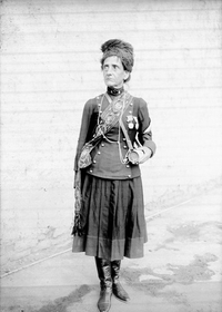 Cantinera condecorada, hacia 1884