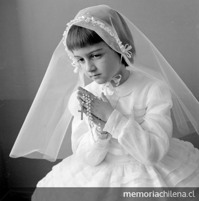 Retrato de niña en el día de su primera Comunión