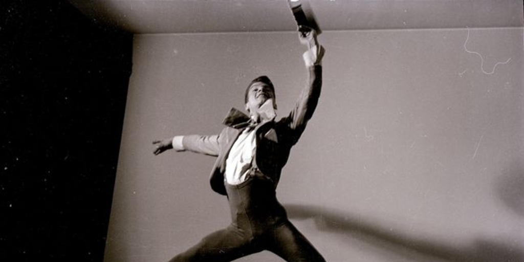 Movimiento congelado en el salto que realiza un bailarín de ballet
