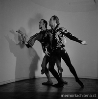 Dos bailarines de ballet caracterizados para una obra, posando en estudio