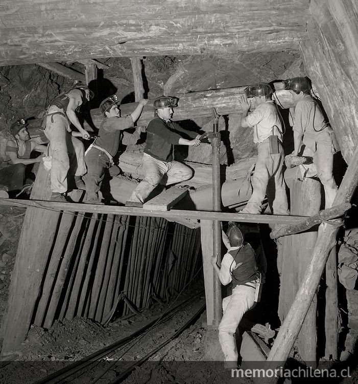 Mineros en el subterráneo de la mina de carbón de Lota