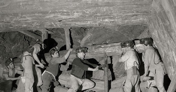 Mineros en el subterráneo de la mina de carbón de Lota