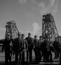 Mineros en el exterior de la Mina de Lota