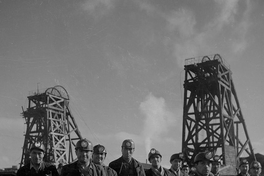 Mineros en el exterior de la Mina de Lota