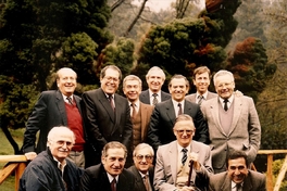 Gonzalo Vial y amigos, entre ellos Sergio Rillón, ca. 2000