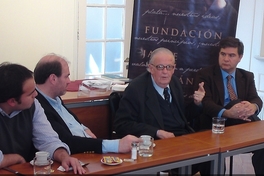 Gonzalo Vial Correa dando una conferencia en la Fundación Jaime Guzmán