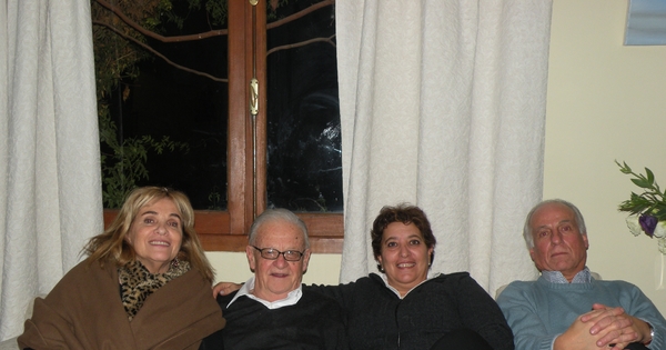 Gonzalo Vial Correa junto a sus discípulos Patricia Arancibia Clavel y Álvaro Góngora Escobar, 2009