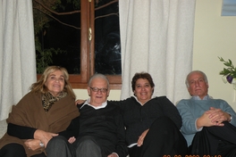 Gonzalo Vial Correa junto a sus discípulos Patricia Arancibia Clavel y Álvaro Góngora Escobar, 2009