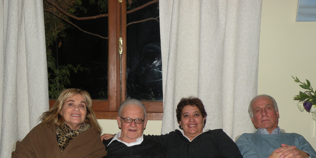 Gonzalo Vial Correa junto a sus discípulos Patricia Arancibia Clavel y Álvaro Góngora Escobar, 2009