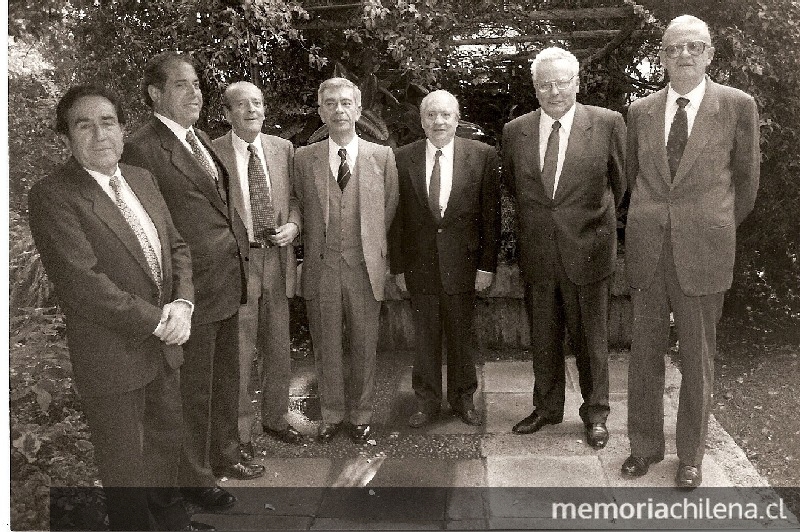 Gonzalo Vial Correa junto a amigos