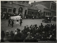 Desfile de marinos y un auto de la Cruz Roja por una calle de Punta Arenas, entre 1920 y 1940