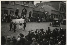 Desfile de marinos y un auto de la Cruz Roja por una calle de Punta Arenas, entre 1920 y 1940