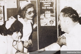 Enfermeras de la Cruz Roja atendiendo a paciente. Punta Arenas, 1980