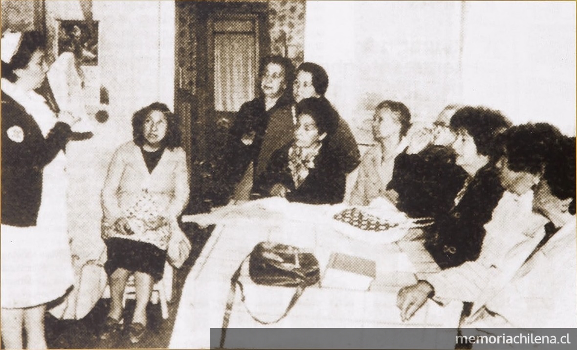 Enfermeras de la Cruz Roja en charla de prevención del tifus. Punta Arenas, 1984